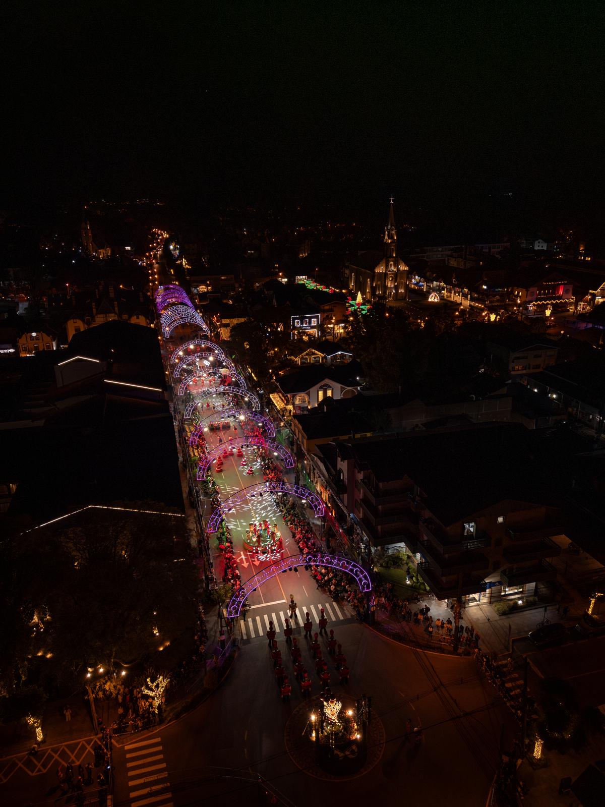 Imagem de uma rua charmosa em Gramado com imóveis decorados e floridos, destacando a sazonalidade do mercado imobiliário na cidade.